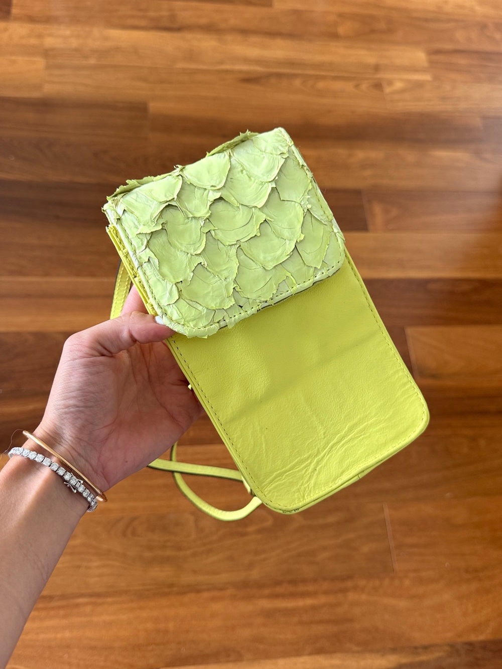 NEW GENUINE SNAKESKIN PYTHON pirarucu lime Green Textured Crossbody Phone Bag